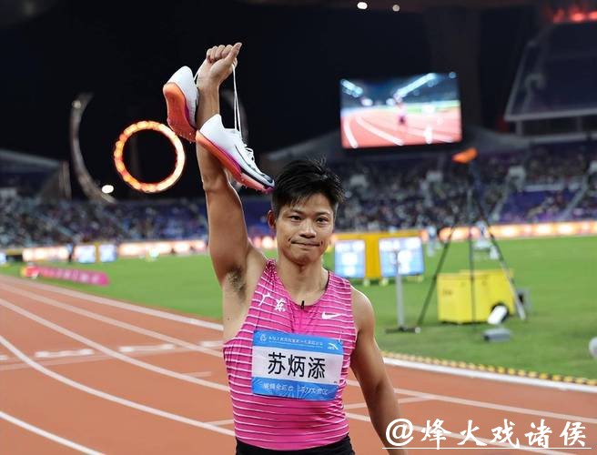 暨南大学为苏炳添举行退役仪式，双方互赠纪念品